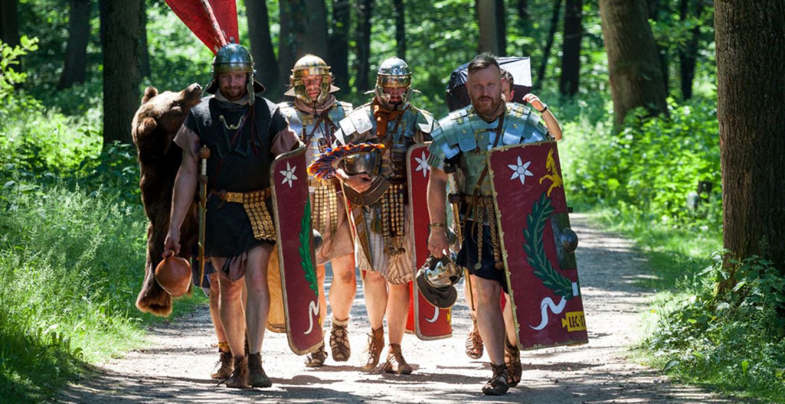 De Romeinen zaten 2000 jaar geleden niet stil! Volg hun voorbeeld en ontdek Romeins Nederland te voet of op de fiets. Foto: RomeinenNU © Jeroen Savelkouls