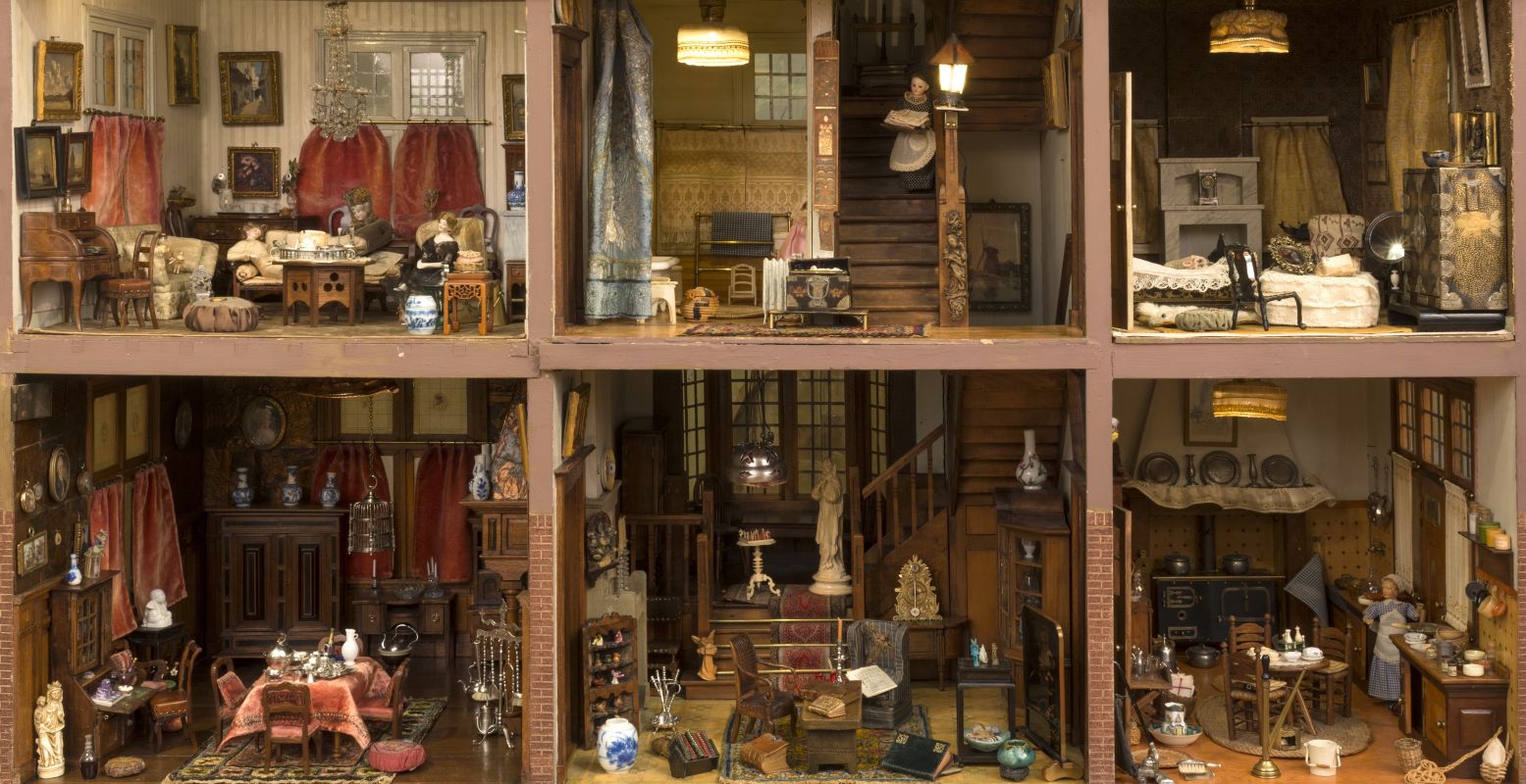 Het Grote Poppenhuis (1910, Collectie Haags Historisch Museum, uitsnede) van jonkvrouw Lita de Ranitz staat weer in het museum. Kijk binnen bij de Haagse high society! Foto: Haags Historisch Museum