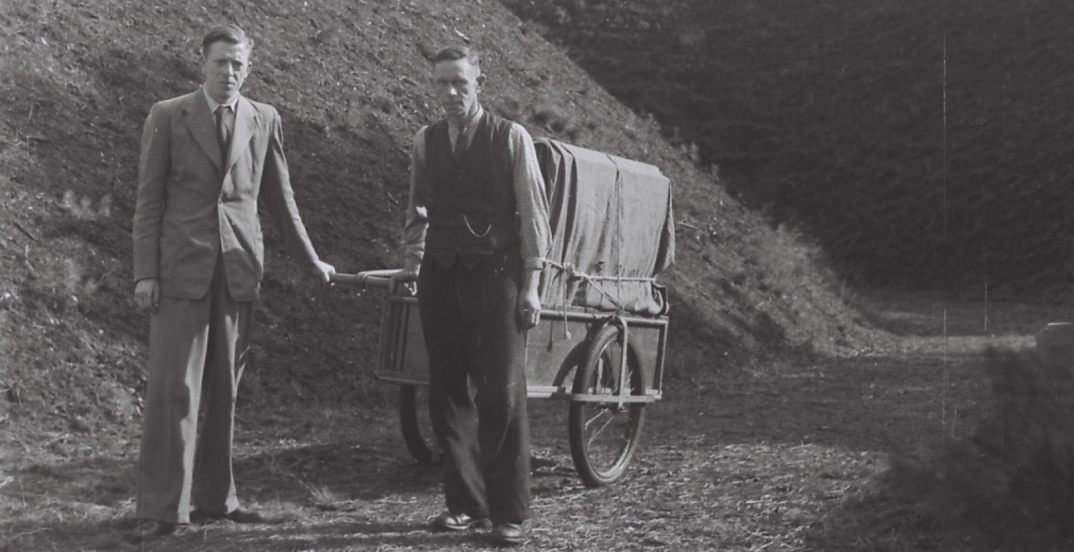 Geen busjes met geblindeerde ramen of een cordon van beveiligers. Het verplaatsen van de collectie naar de schuilkelder gebeurde in 1940 met een handkar. Foto: Kröller-Müller Museum.