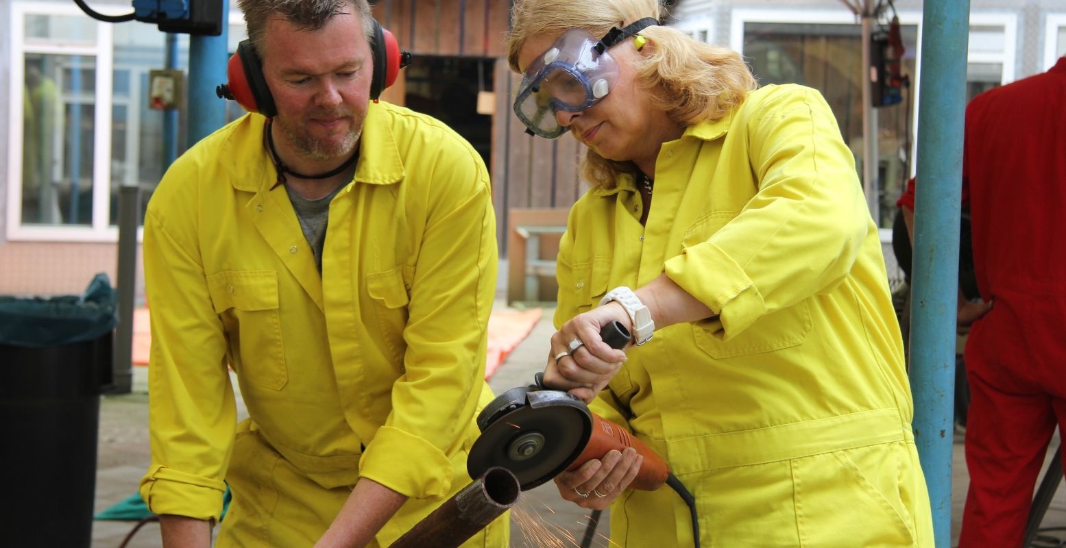 Samen lassen en van alles maken tijdens de Schrootstrijd. Ook voor groepen zijn er uitjes op maandag. Foto: De Spelerij