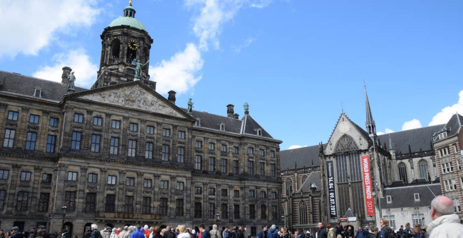 De Nationale Dodenherdenking in Amsterdam trekt jaarlijks duizenden bezoekers. Foto: Redactie DagjeWeg.NL