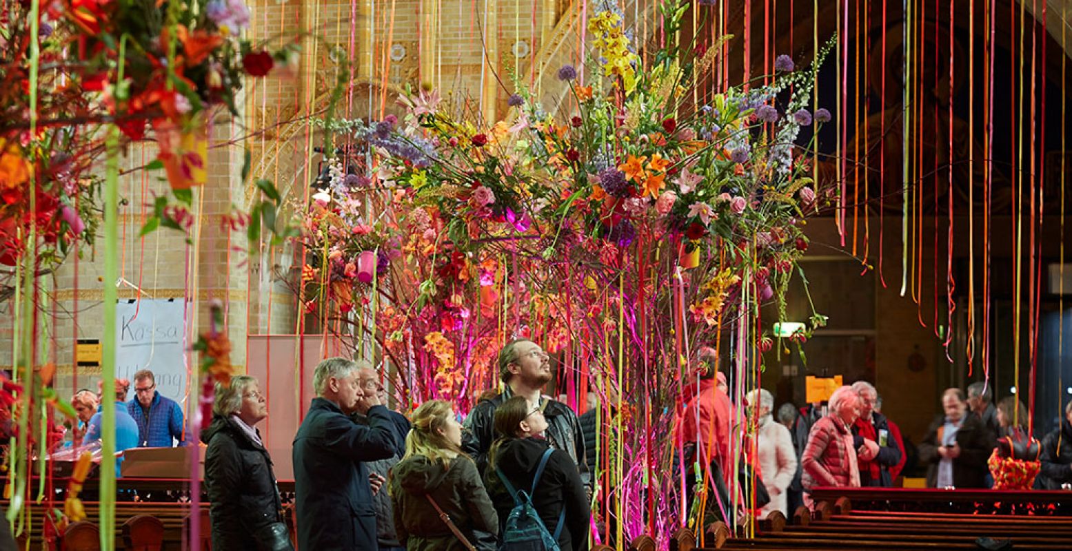 Stap in een sprookjesachtige bloemenwereld bij Kathedrale Basiliek Sint Bavo tijdens De Nieuwe Bavo bloeit. Foto: Hans Guldemond