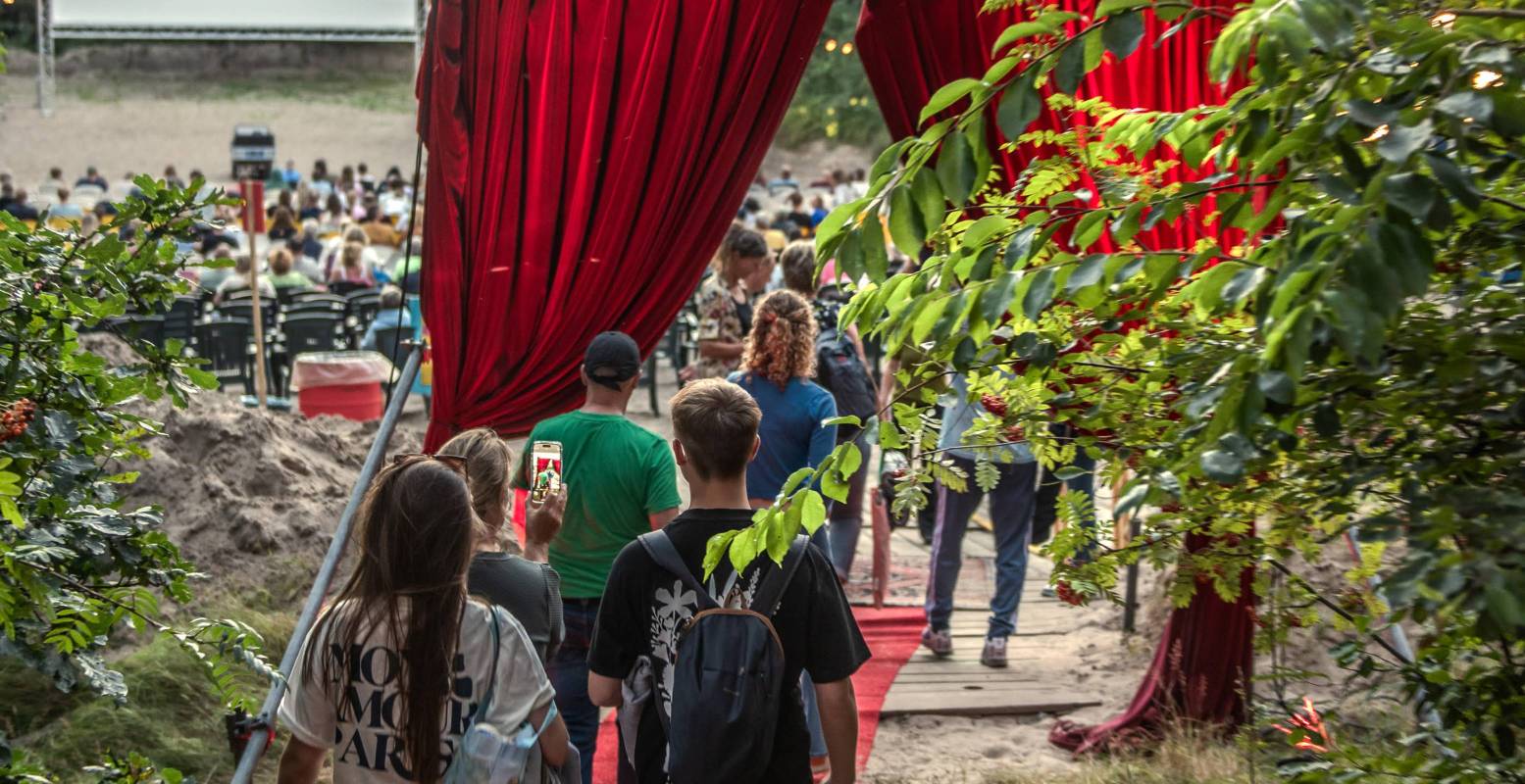 Ervaar het ultieme zomergevoel op het Terschelling Openlucht Filmfestival. Foto: Terschelling Openlucht Filmfestival © Berbe Rinders Ervaar het ultieme zomergevoel op het Terschelling Openlucht Filmfestival. Foto: Terschelling Openlucht Filmfestival © Berbe Rinders