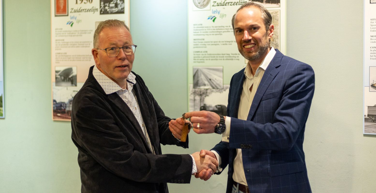 In januari kreeg Jan Willem van Beek, directeur van het Modelspoor Museum (links) de sleutel overhandigd van Dirk Jan Pheifer, de vorige eigenaar van het nieuwe museumpand. Foto: Janna Blom Fotografie In januari kreeg Jan Willem van Beek, directeur van het Modelspoor Museum (links) de sleutel overhandigd van Dirk Jan Pheifer, de vorige eigenaar van het nieuwe museumpand. Foto: Janna Blom Fotografie