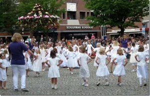 Dans mee met de Pinksterbruidjes Dans mee met de Pinksterbruidjes. Foto: Folkloregroep Borne.