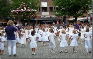 Dans mee met de Pinksterbruidjes