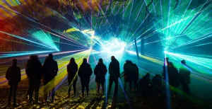 Tussen de loslopende dieren in het donker: durf jij het? Geniet van licht in de duisternis. Foto: Beekse Bergen