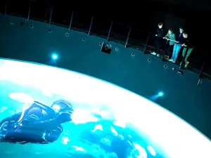 Wauw, wat mooi: de aarde bekijken als een astronaut. Foto: Discovery Museum