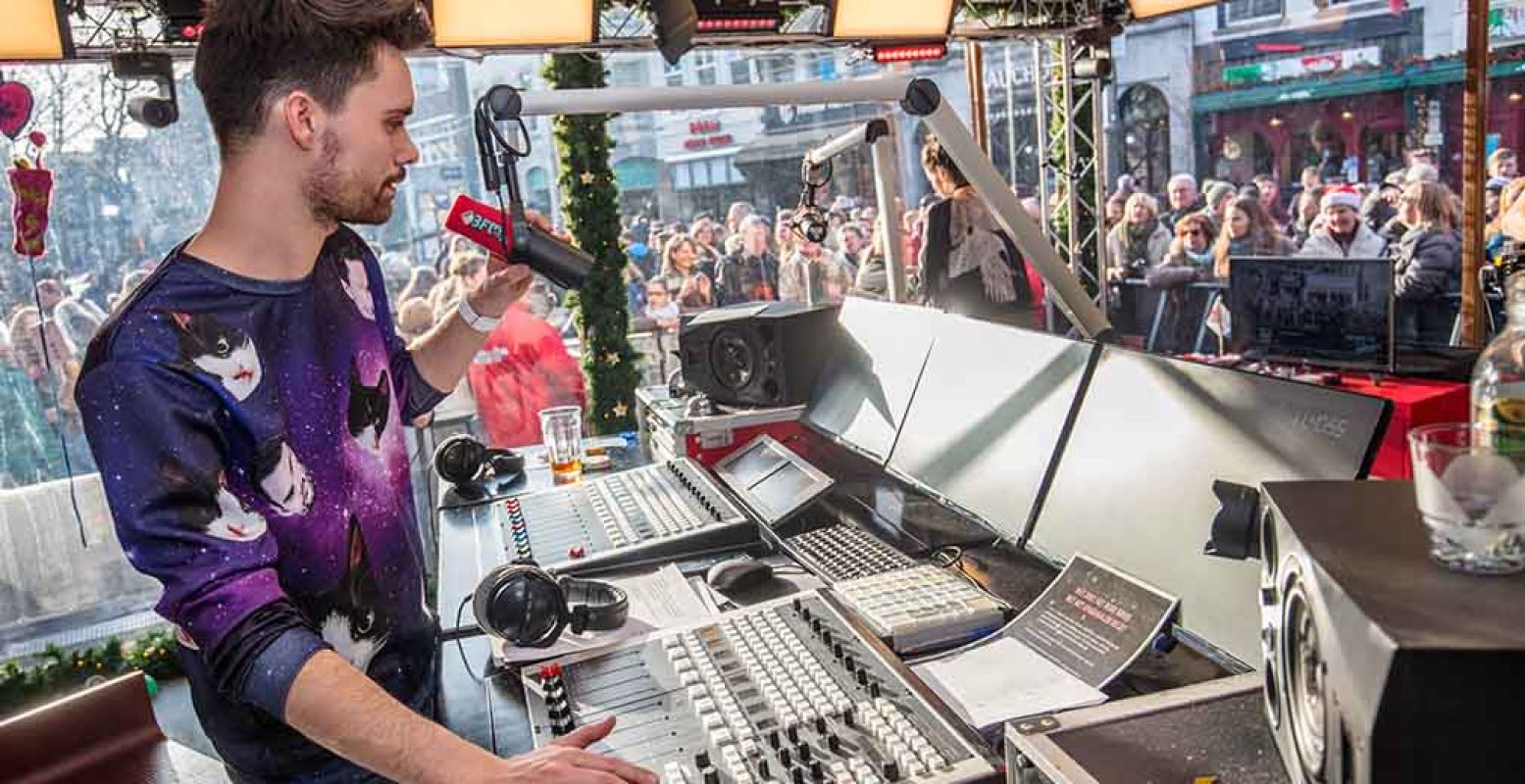 Voor dj Domien Verschuuren is dit de vierde keer dat hij in het Glazen Huis wordt opgesloten. Foto: NPO 3FM / Hans Peter van Velthoven.