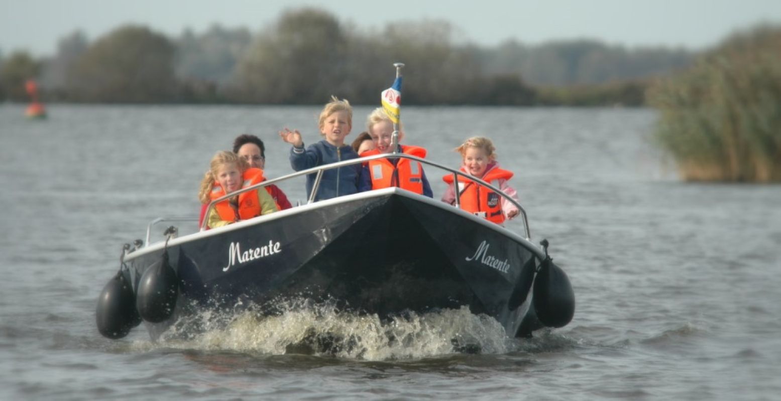Met een bootje van Turfskip het water op: het populairste Friese dagje uit in 2020. Foto: Turfskip