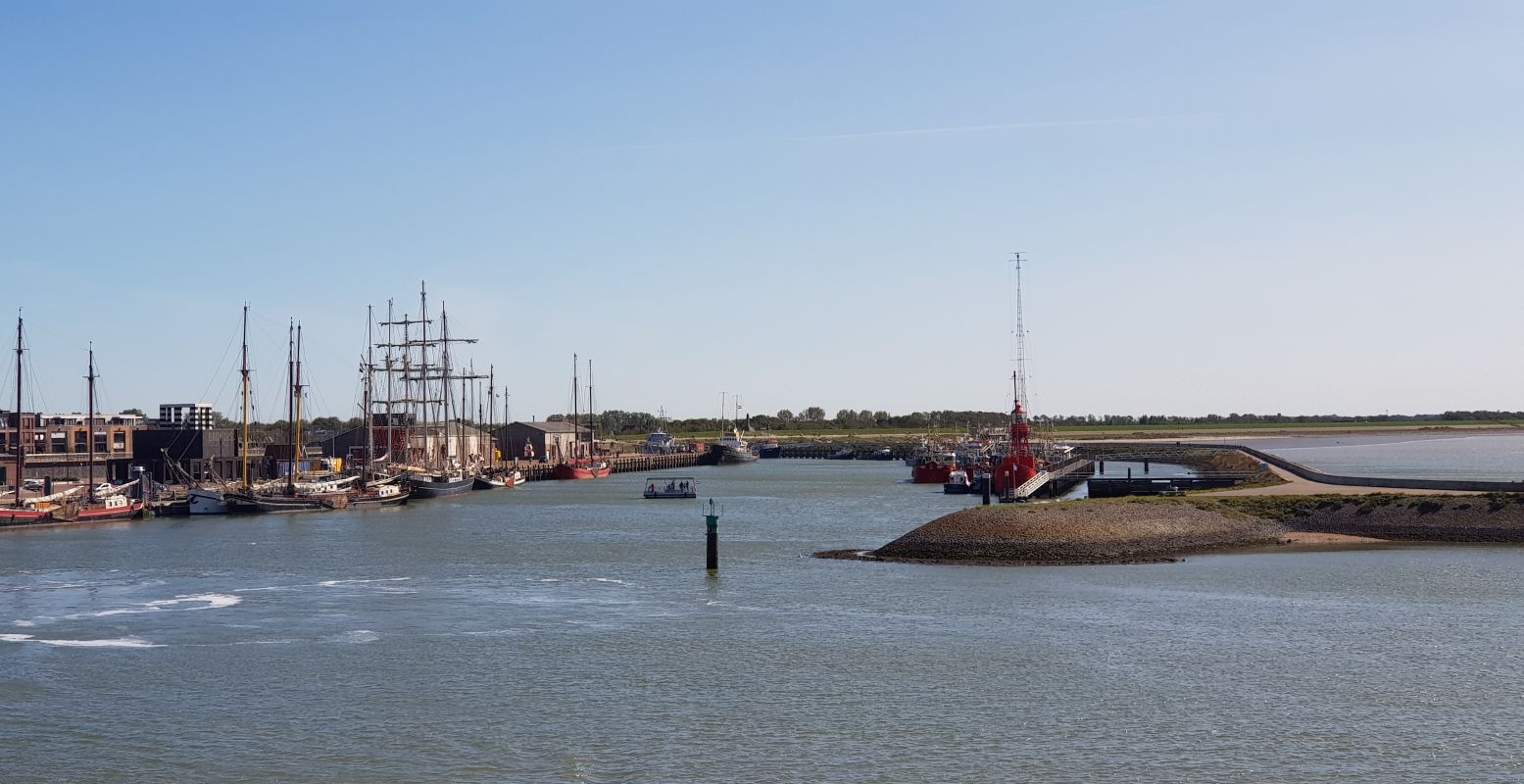 De Zuiderpier met Radiolichtschip Jenni Baynton. Zonnepont Jonge Seun steekt net over naar de Willemskade. Foto: DagjeWeg.NL @ Tonny van Oosten