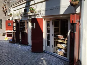 Atelier Hof 3 In het oude brandspuithuisje vind je nu een pottenbakkerij en winkeltje. Foto: DagjeWeg.NL