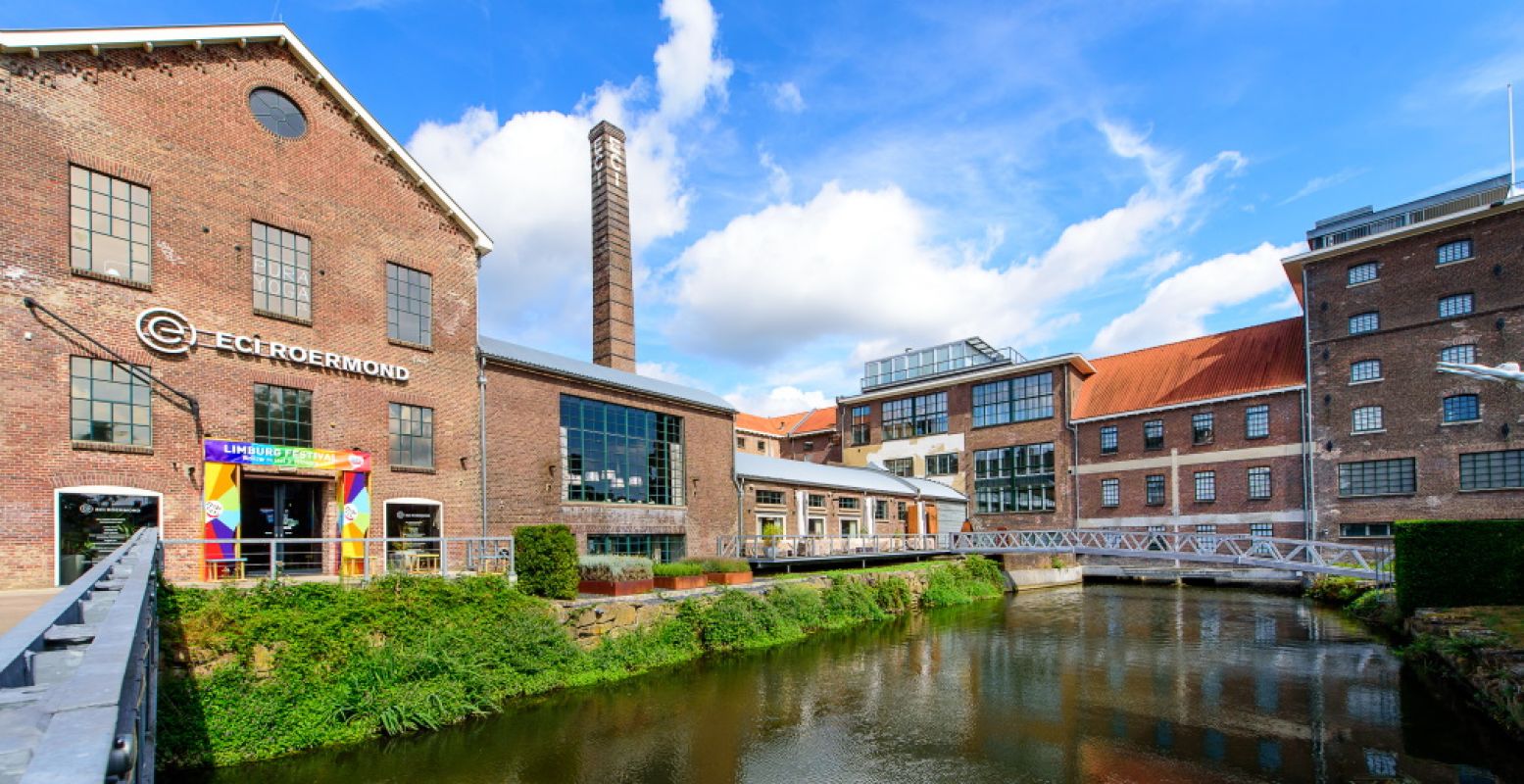 De ECI Cultuurfabriek ligt fraai aan de Roer en biedt kunst en cultuur in alle vormen aan. Foto: © Limburg Marketing.