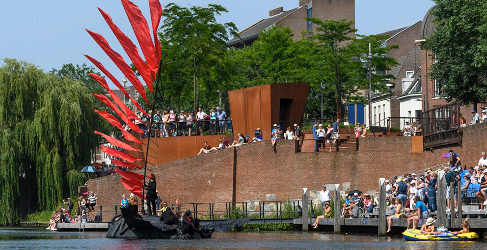 Op de waterkant genieten van de Bosch Parade. Foto: Bosch Parade © Ben Nienhuis