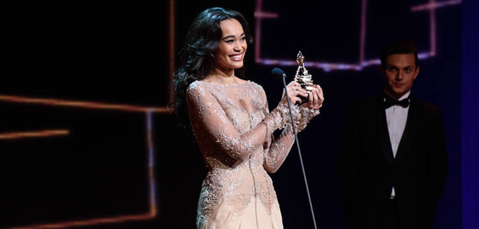Romy Monteiro neemt haar award in ontvangst tijdens het Musical Awards Gala 2016.