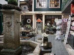 Nee, dit pleintje is niet buiten, maar binnen. In het showroomdorp. Foto: DagjeWeg.NL
