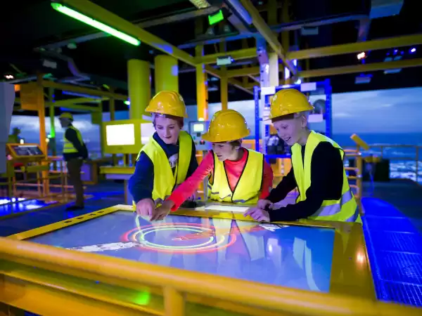 De zee op en aan de slag bij de Offshore Experience. Foto: Maritiem Museum © Marco De Swart