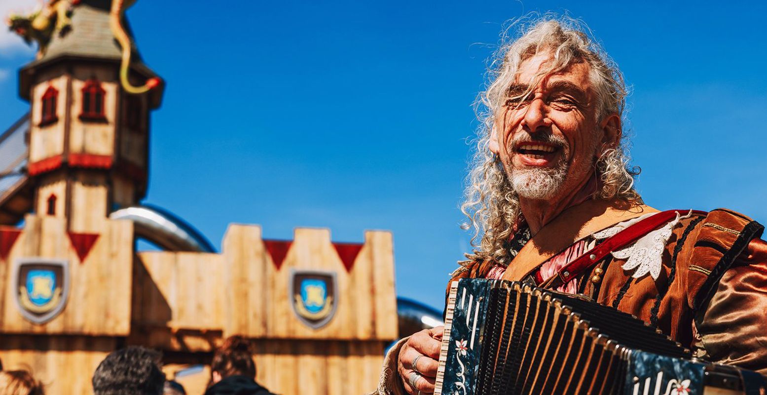 De troubadour speelt een middeleeuws muziekje tijdens Drakendag. Foto: BillyBird Park Drakenrijk