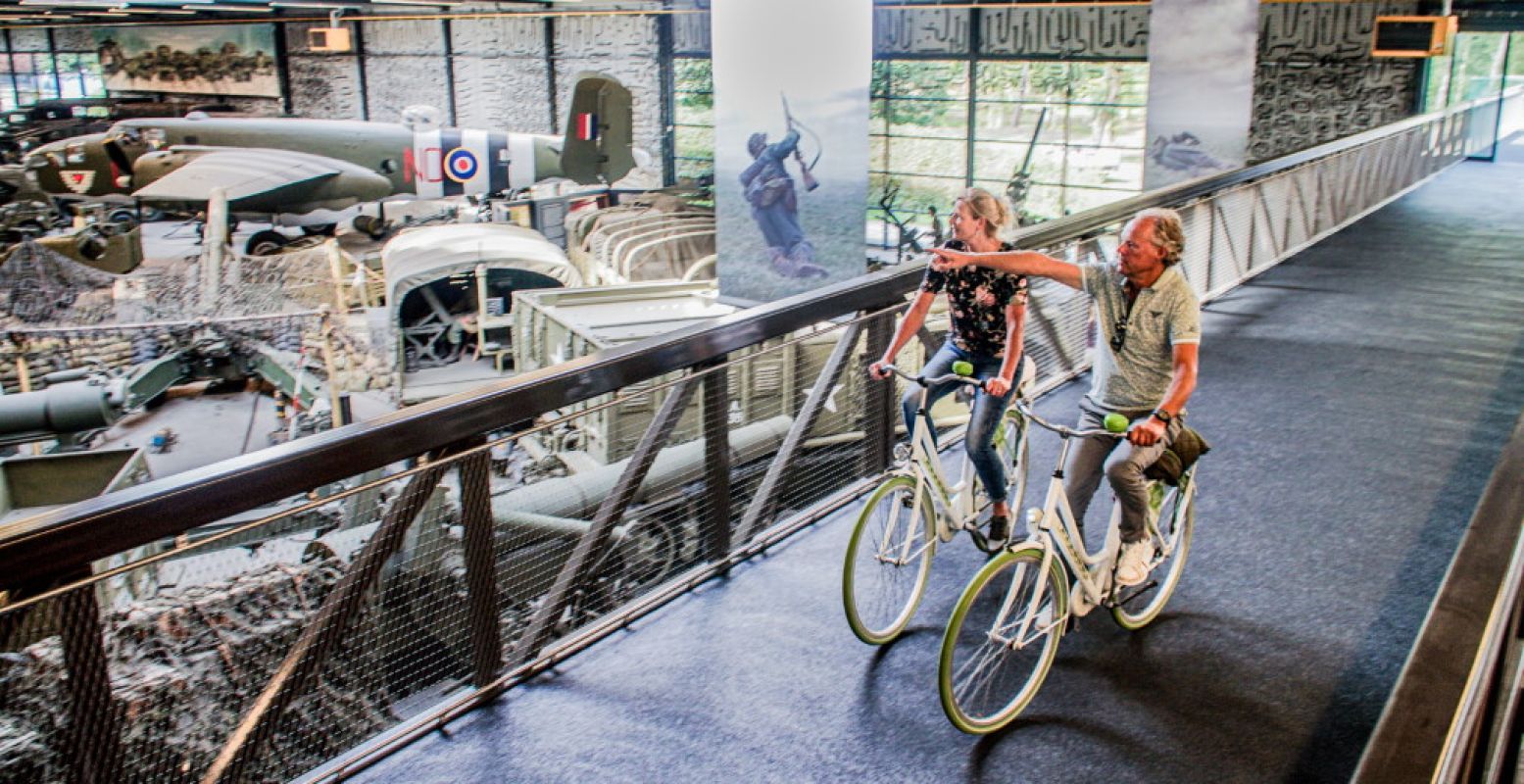 Op de 3 meter brede fietsbrug door het museum is in ieder geval genoeg ruimte om elkaar te passeren. Foto: Oorlogsmuseum Overloon