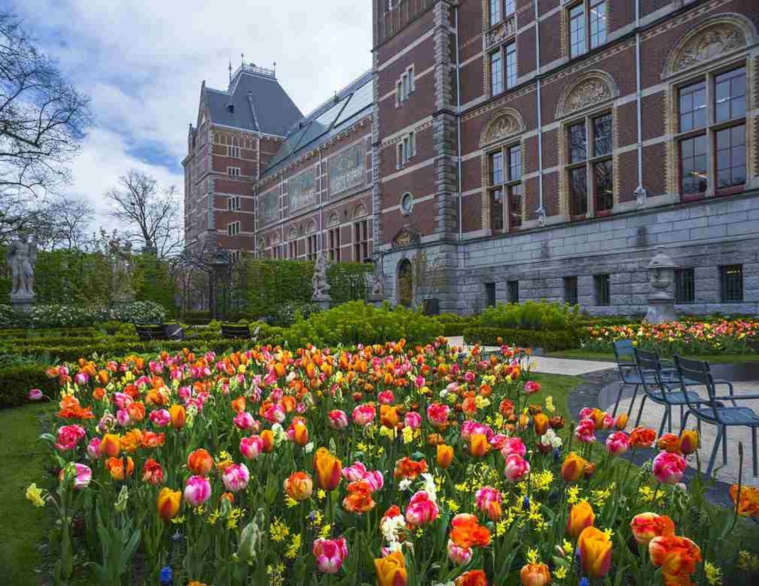 Bij het Rijksmuseum in Amsterdam staan de tulpen ook fraai in bloei. Foto: John Lewis Marshall.
