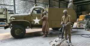 Ervaring is niet minder op 1,5 meter in Oorlogsmuseum Oorlogsmuseum Overloon maakt ruimte tussen de vele legervoertuigen. Foto: Oorlogsmuseum Overloon