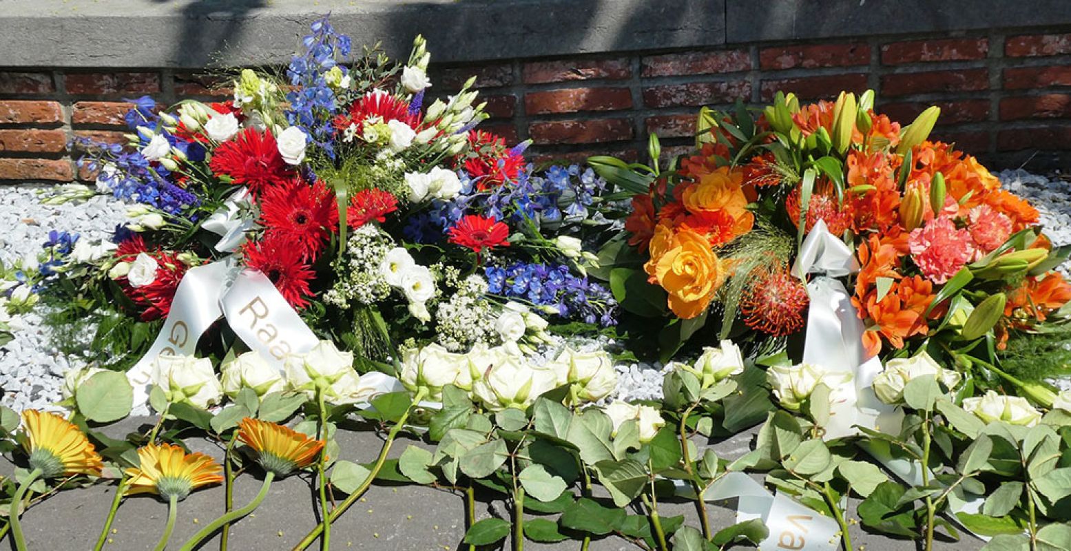 Bloemenkransen bij een herdenkingsmonument. Dit jaar herdenken we weer thuis, maar je kunt wel bloemen leggen bij een oorlogsmonument. Foto: elsemargriet via  Pixabay 