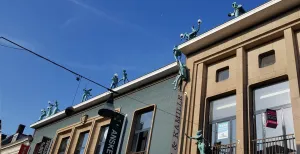 Doen in Enschede: 8 tips voor een gaaf dagje uit Voor een bijzondere stedentrip met van alles te doen ga je naar Enschede! Zo kom je overal in de stad unieke en vaak grappige kunst tegen, zoals deze beeldenreeks die al begint op straat met een omhoog turende man. Foto: DagjeWeg.NL / Tonny van Oosten
