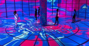 Trek eropuit tijdens een dagje Eindhoven Wandelen door enorme projecties. Foto: Motion Imagination Experience