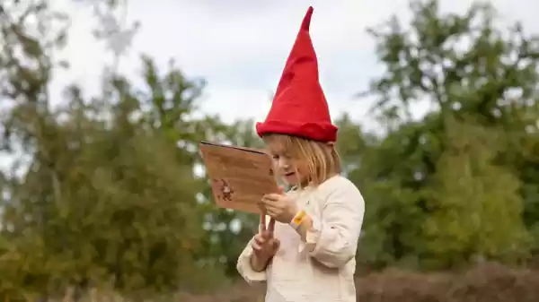 Kabouter kerstfeest Braakman-Noord Meisje met kaboutermuts doet opdracht | Foto geüpload door gebruiker Staatsbosbeheer.