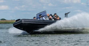 Stoere mannenuitjes Adrenalinekick: over het water scheuren met 300 pk bij Tholen. Foto: Oesterdam Events