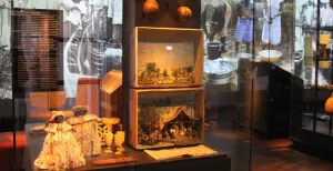 Reis langs alle continenten in Museum Volkenkunde Leiden Honderden stammen en volken in het continent Afrika. Foto: Redactie DagjeWeg.NL