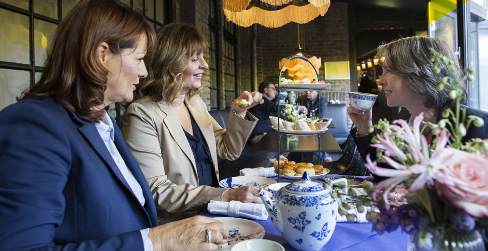 Gezellig, samen aanschuiven voor een lekkere high tea in Brasserie1653. Foto: Royal Delft.