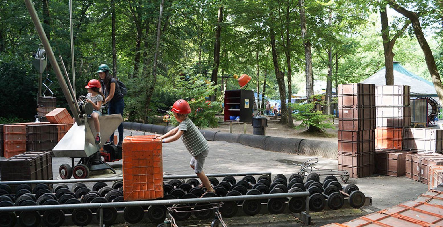 Helm op en kratten sjouwen of omhoog takelen op deze werkplaats. Foto: DagjeWeg.NL