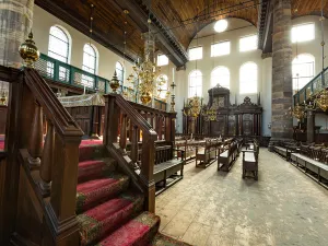 Het nog helemaal authentieke interieur van de Portugese Synagoge. Foto: Joods Cultureel Kwartier