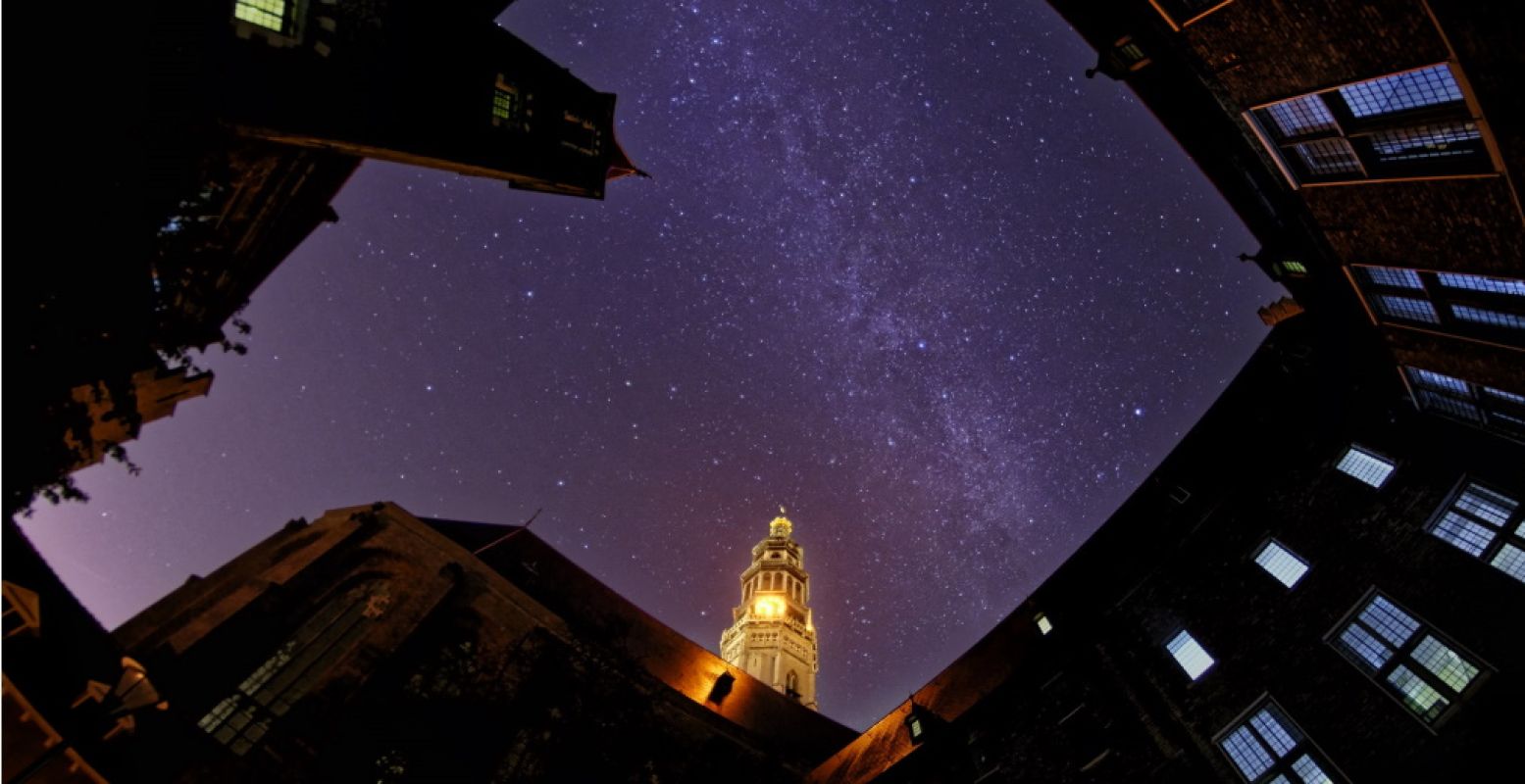 Tijdens de Nacht van de Nacht van 2016 ging de openbare verlichting uit in het centrum van Middelburg. Hierdoor werd het mogelijk om vanuit de stad de de melkweg te bewonderen. Foto: Jesse Meliefste.