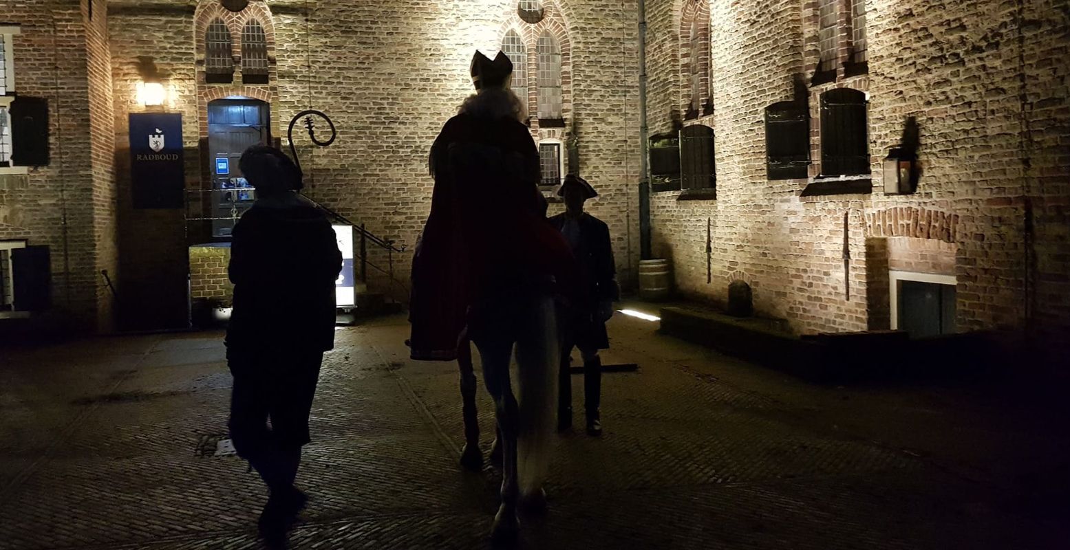 In Medemblik wordt de Sint verwelkomd in het donker, tijdens de Lichtjesintocht. Foto: Visit Medemblik © Robert Gieling