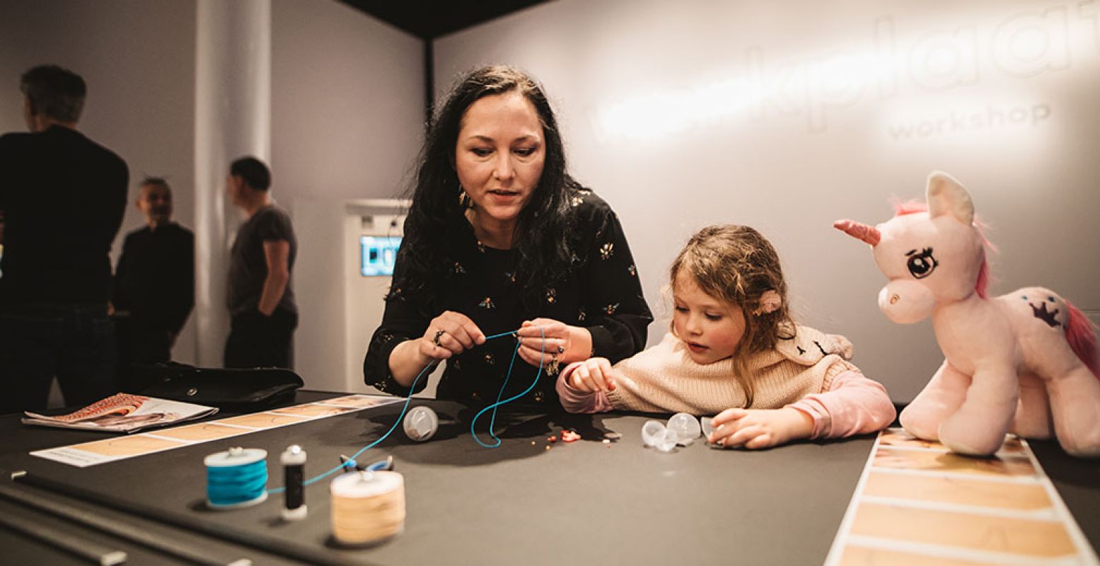 Pas de technieken die je in de tentoonstelling ziet zelf toe. Foto: Museum Volkenkunde © Kirsten van Santen.