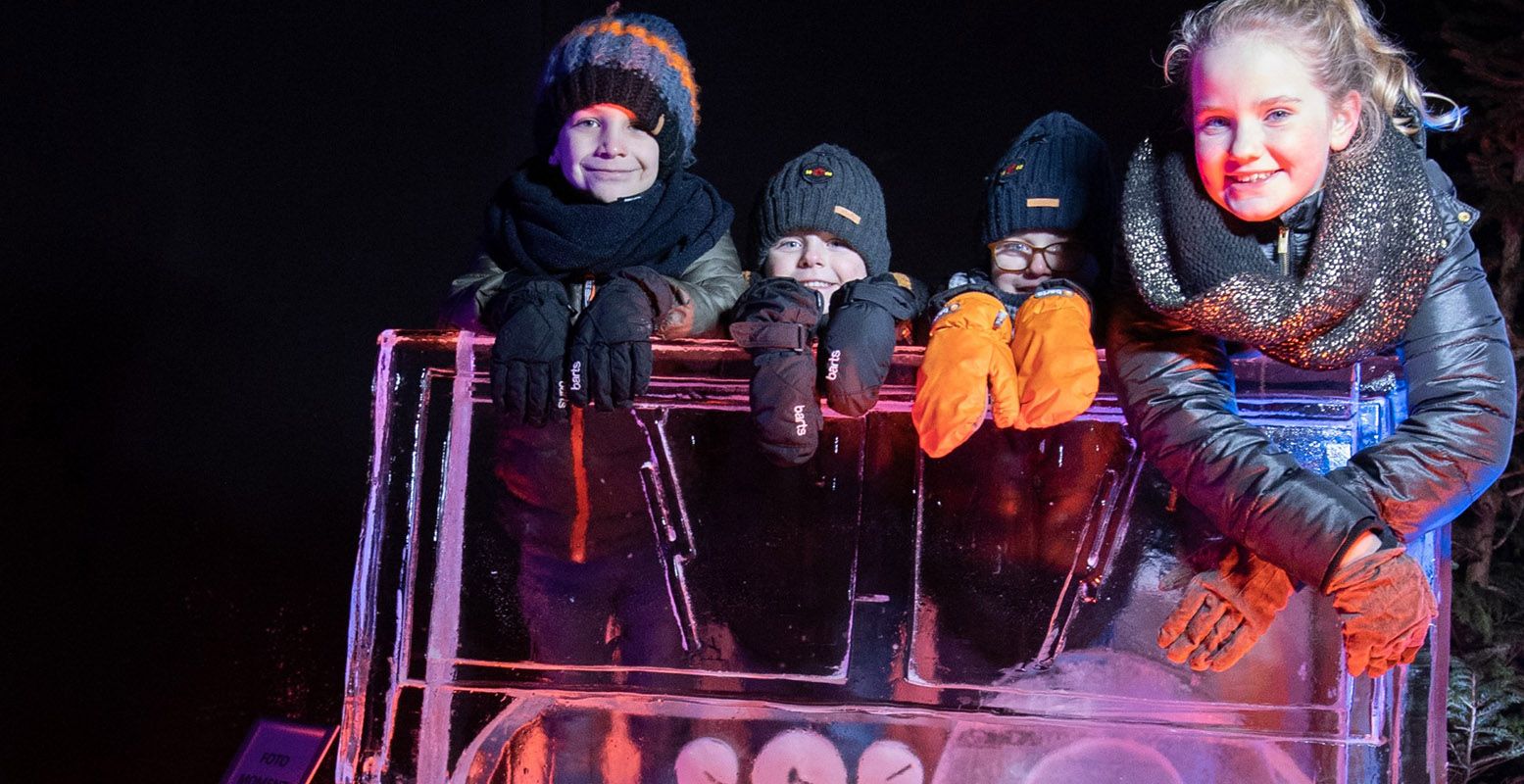 Ook kinderen vinden het Nederlands IJsbeelden Festival prachtig. Foto: Nederlands IJsbeelden Festival © Klaas-Jelmer Sixma