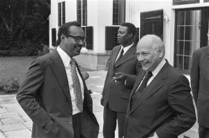 Foto: 50 Jaar Onafhankelijkheid van Suriname. Fotograaf onbekend. Henk Arron en Joop den Uyl bereide