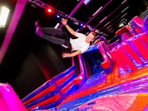 Probeer ook eens een salto. Foto: Bounce Valley