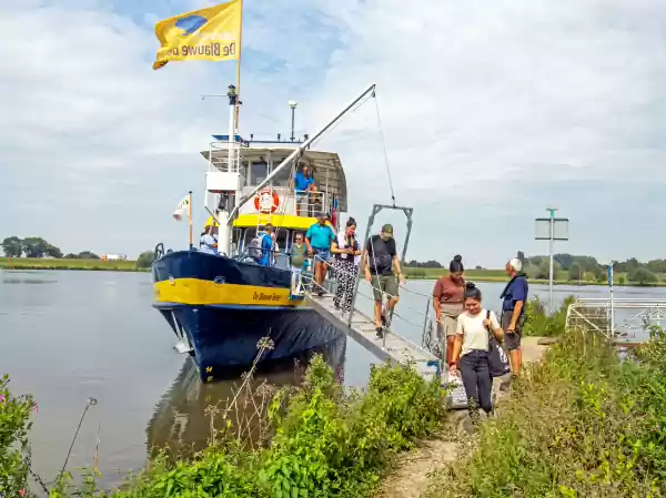 Met De Blauwe Bever varen naar Fort Everdingen. Passagiers gaan aan wal voor een excursie bij bierbrouwerij Fort Everdingen. Foto: Cees van Doodewee