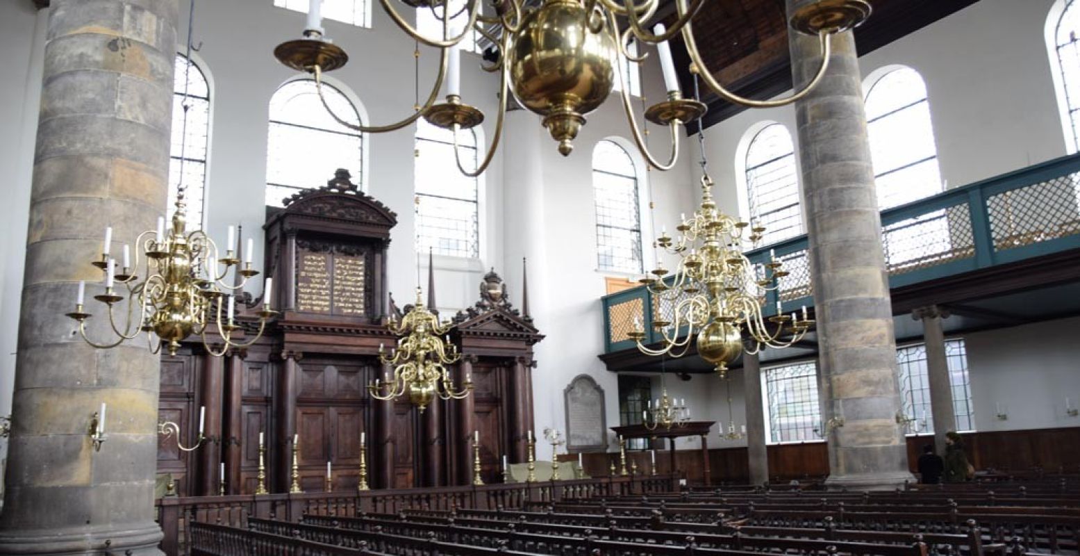 Je kunt een speld horen vallen in de Portugese Synagoge. Foto: Redactie DagjeWeg.NL, Eline Visscher.