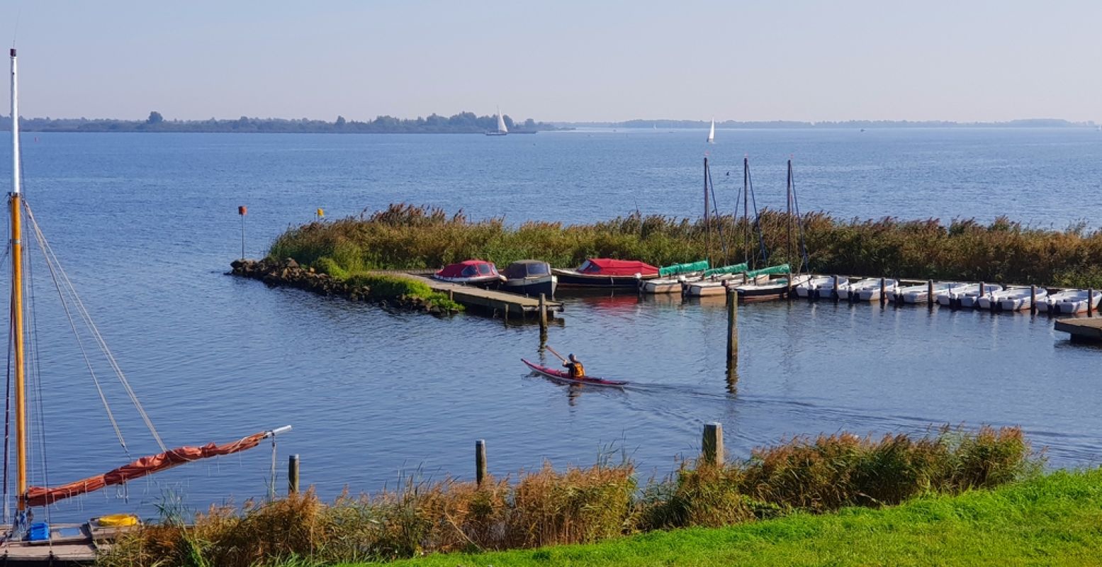 Varen, zeilen en kanoën op het Lauwersmeer omgeven door water, wind en natuur. Foto: DagjeWeg.NL © Tonny van Oosten