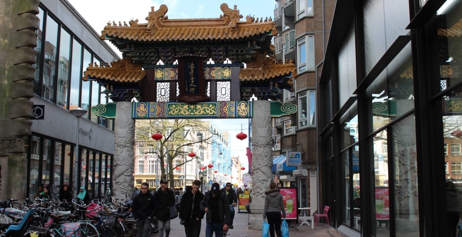 Den Haag heeft zijn eigen Chinatown! Wandel door de poort en volg de rode lampions. Foto: DagjeWeg.NL