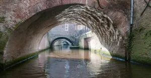 Bootje varen op Bossche Binnendieze Varen over de Binnendieze. Foto: Kring Vrienden 's-Hertogenbosch.