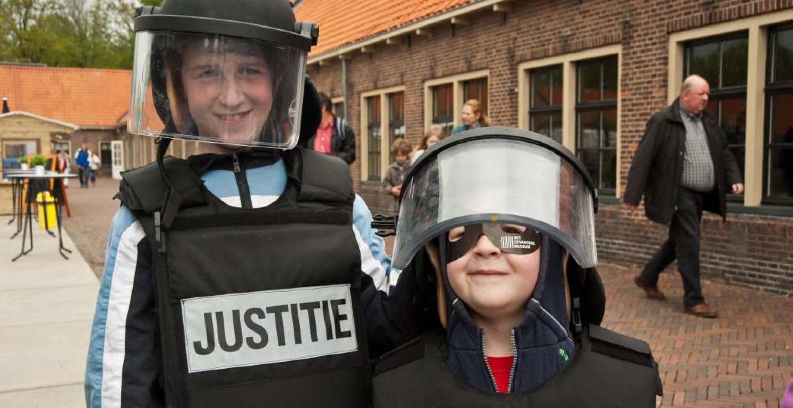 Politie en boef komen samen op de Bajesdag. Foto: Nationaal Gevangenismuseum