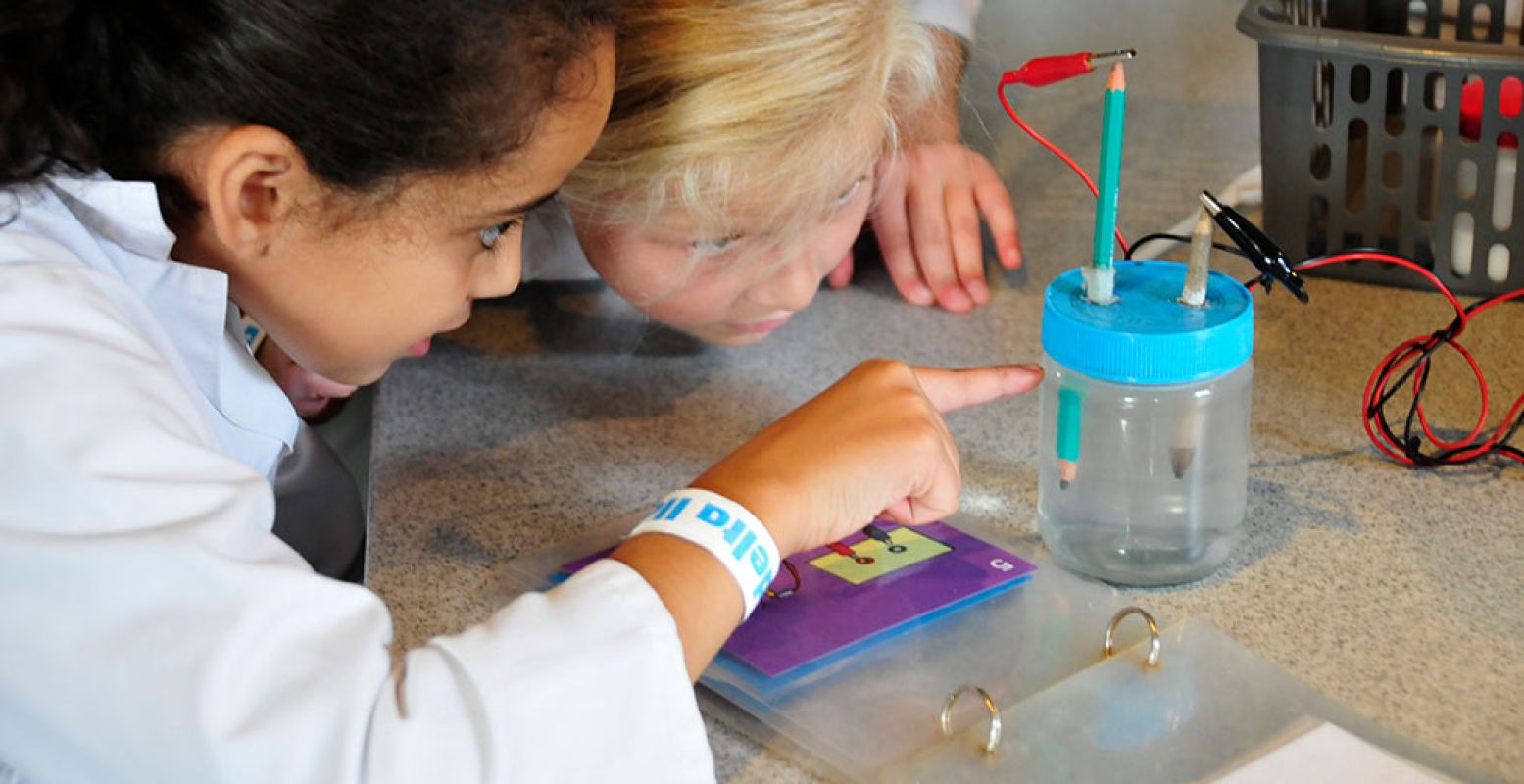 In het Nederlands Watermuseum leer je alles over ons water en over waterbeheer. Aan de hand van allerlei proefjes die je zelf doet! Foto: Nederlands Watermuseum Arnhem