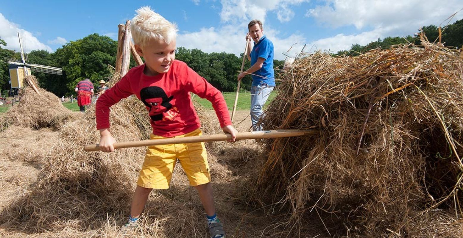 Handen uit de mouwen in het Openluchtmuseum!