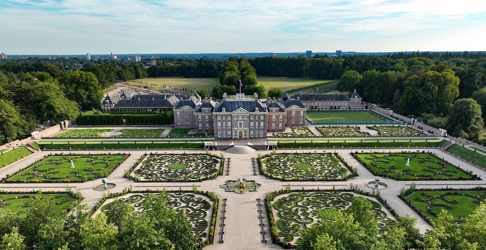 Paleis Het Loo met op de achtergrond de stad Apeldoorn. Foto: Paleis Het Loo