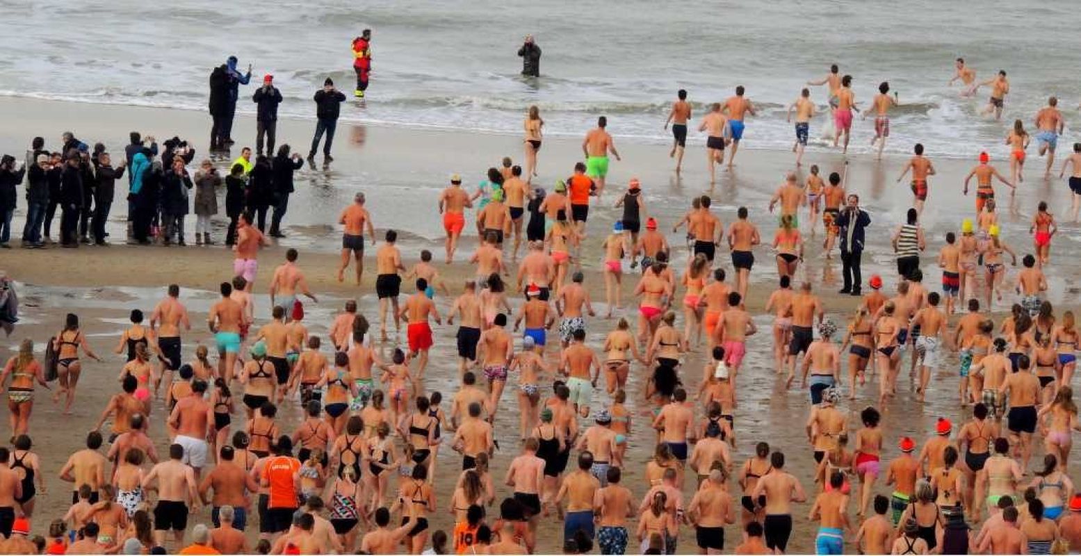 Nieuwjaarsduik Domburg. Foto: 'Rennen! Domburg Nieuwjaarsduik'. Fotograaf:  d_vdm . Licentie:  Sommige rechten voorbehouden . Bron:  Flickr.com 